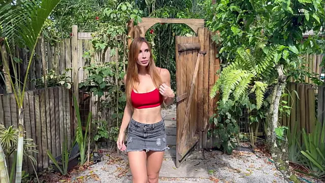 Divorced neighbor came for a towel and received a blow job without protection